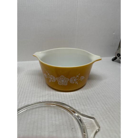 Pyrex Bowls 1Qt & 1.5 Pt In Butterfly Gold & White Pattern 473(has lid) & 474b - Picture 3 of 6